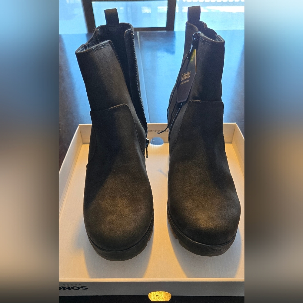 NWT, size 8, Ortholite Eco wedge boot, black